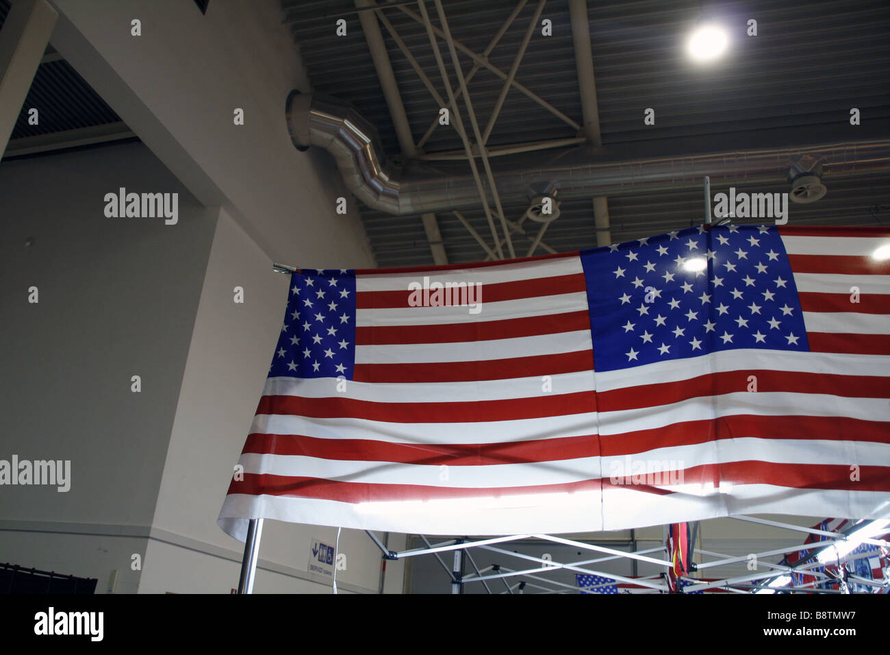 Bandierine americane sul cavalletto conferenza interno al centro esposizioni Foto Stock