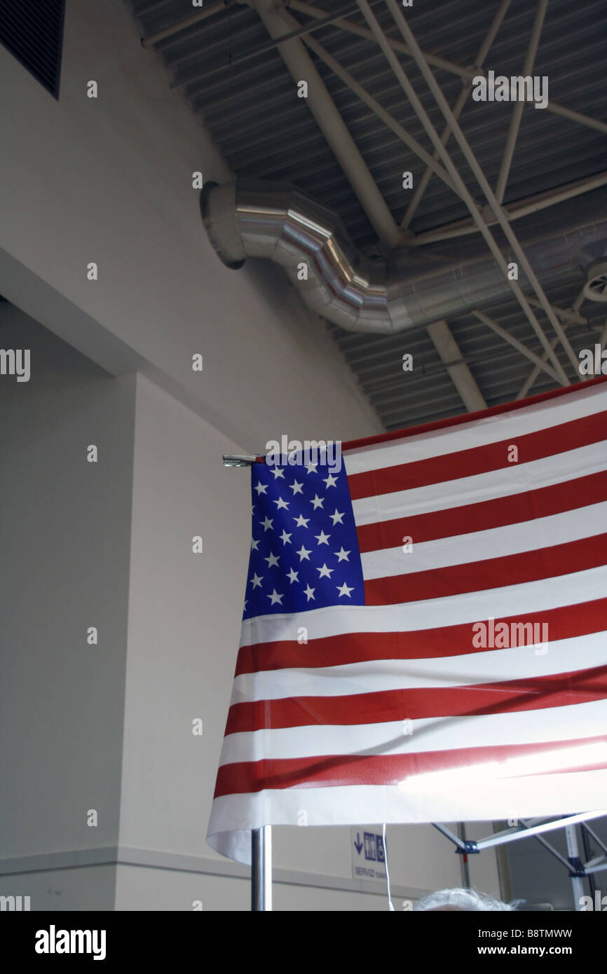 Bandiera americana sul cavalletto conferenza interno al centro esposizioni Foto Stock