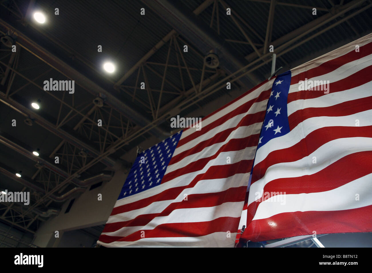 Bandierine americane sul cavalletto conferenza interno al centro esposizioni Foto Stock