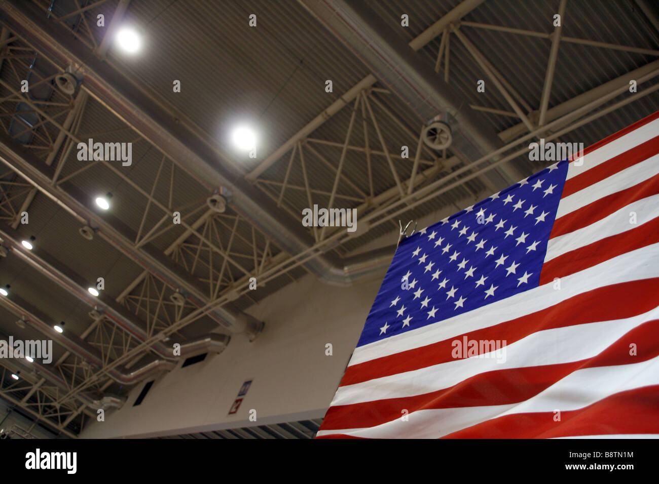 Bandiera americana sul cavalletto conferenza interno al centro esposizioni Foto Stock