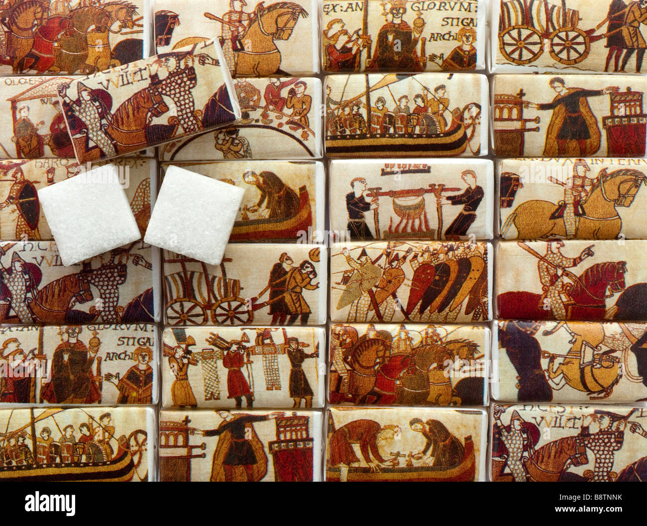 Zolletta di zucchero che gli involucri di carta - raffiguranti Tapisserie de Bayeux / Arazzo di Bayeux. Foto Stock