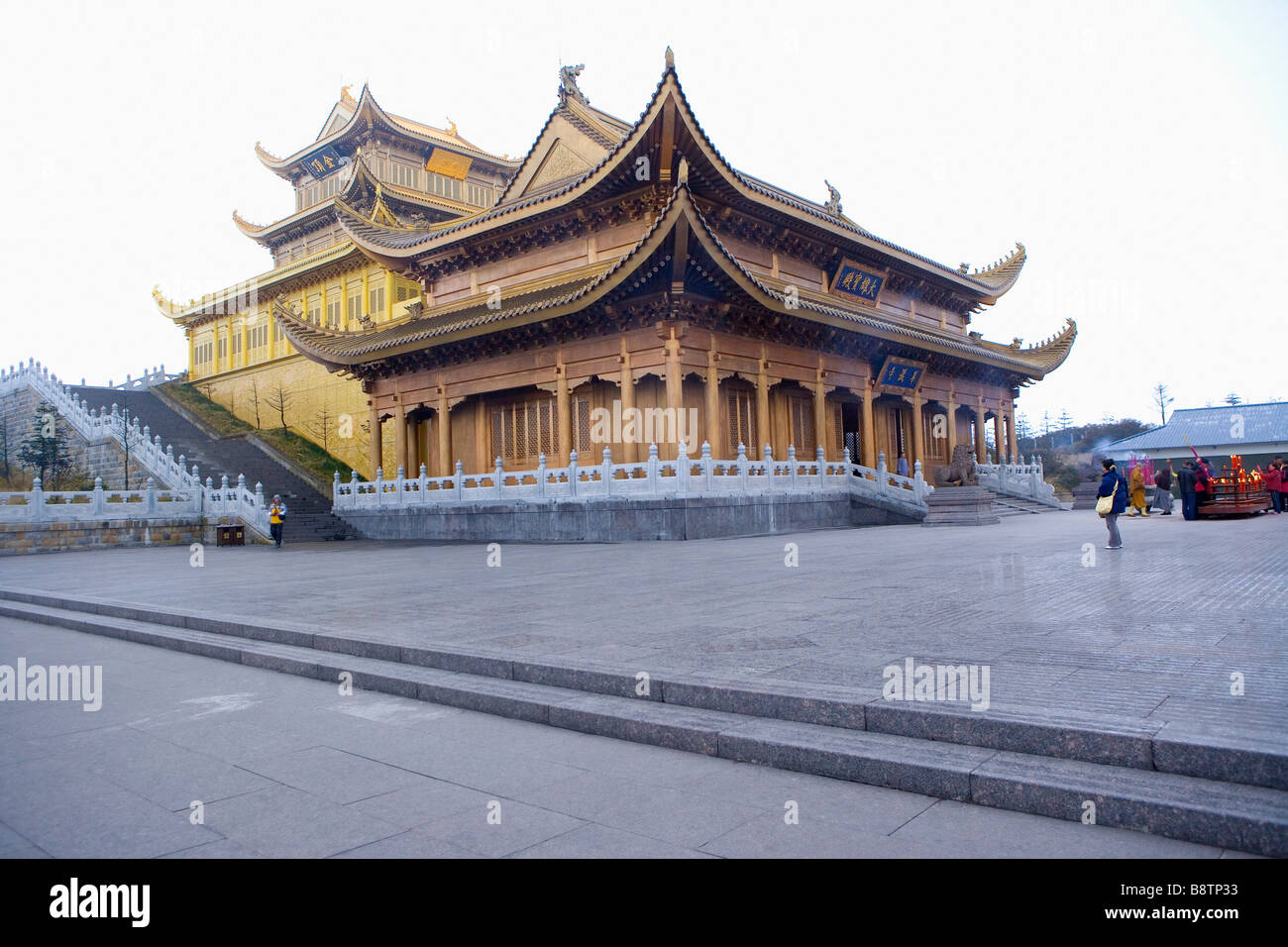 Cina Sichuan provincia Mt Emei Tempio Huazang e vertice d'Oro Foto Stock