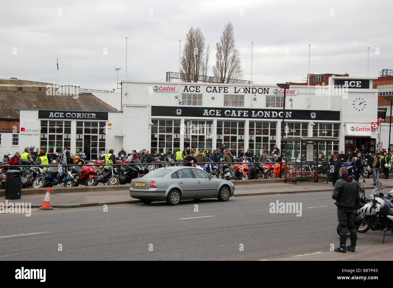 Motociclisti in Ace Cafe a angolo di Ace, North Circular Road, Stonebridge, London, England, Regno Unito Foto Stock