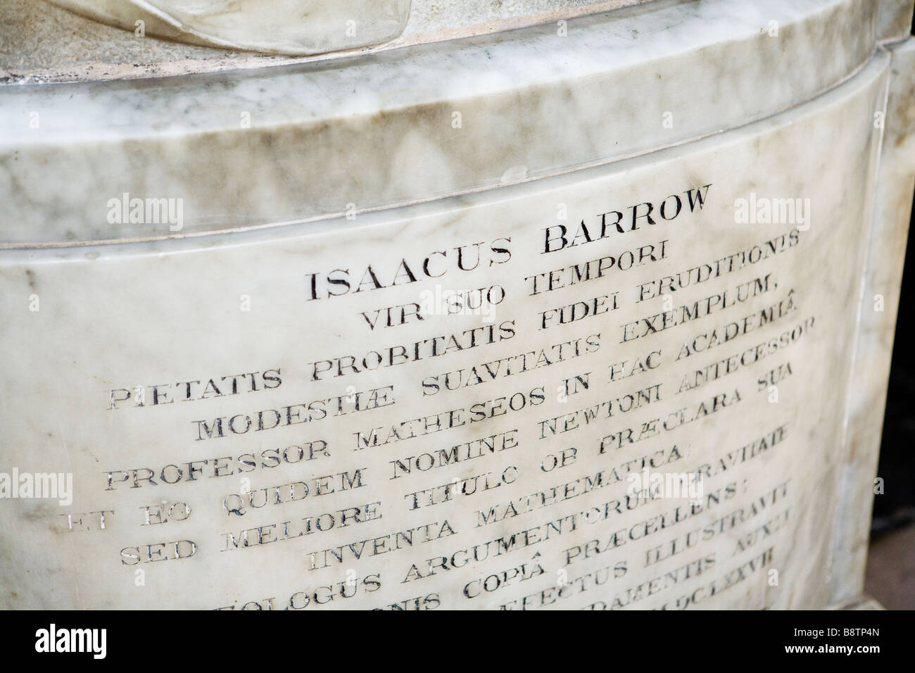 Isaacus Isaac Barrow plinto di marmo con la scrittura Latina nel ante cappella Trinity College Foto Stock