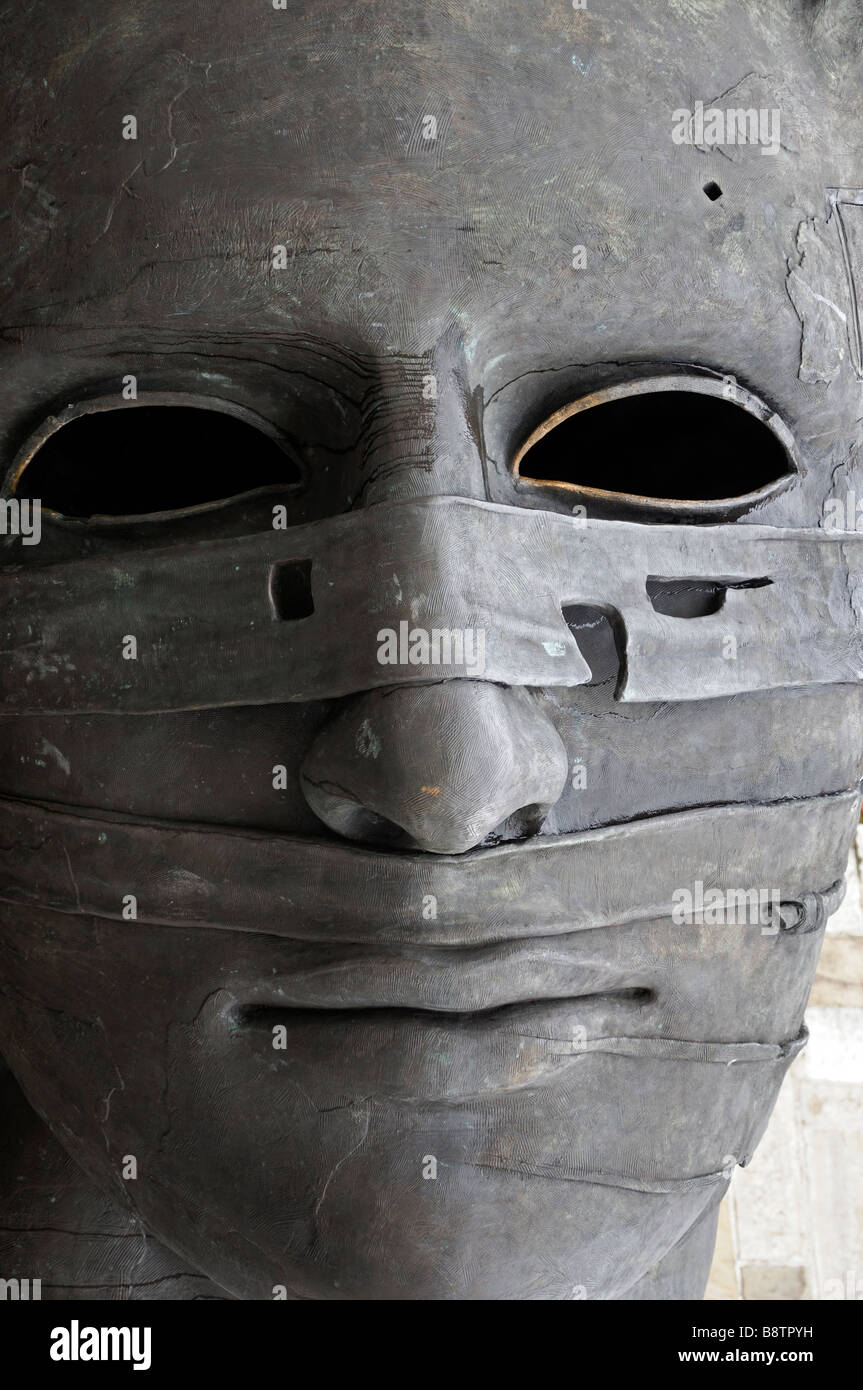 Testa metallica la scultura in bronzo di Igor Mitora Eros Bendato legato uomo bendato Rynek Krakowski Cracovia Piazza del Mercato Foto Stock