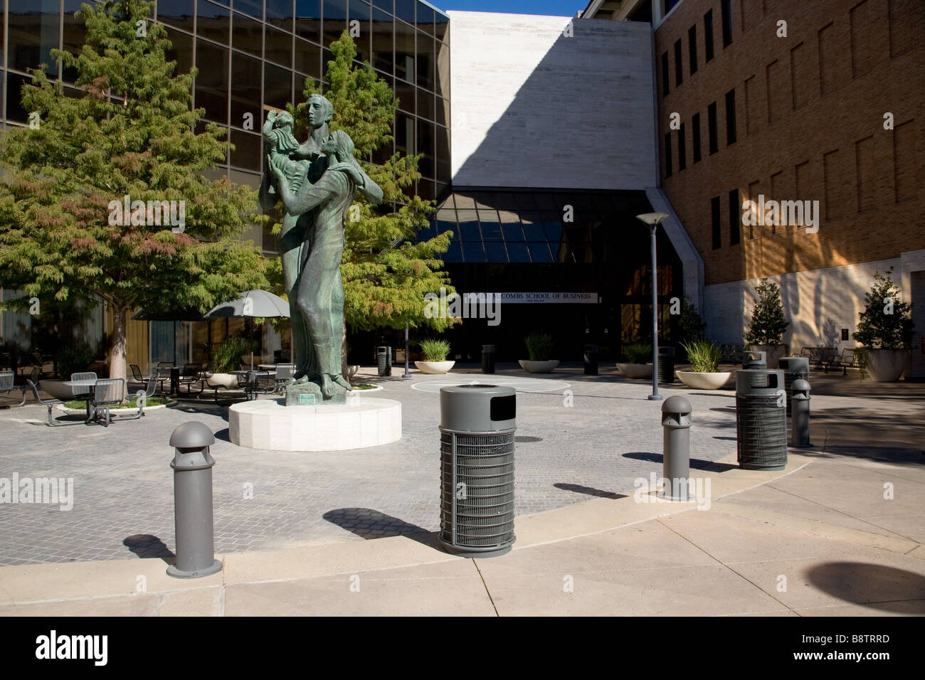 La scultura Umlauf 'famiglia' al di fuori della Red McCombs School of Business su i campus della University of Texas Foto Stock