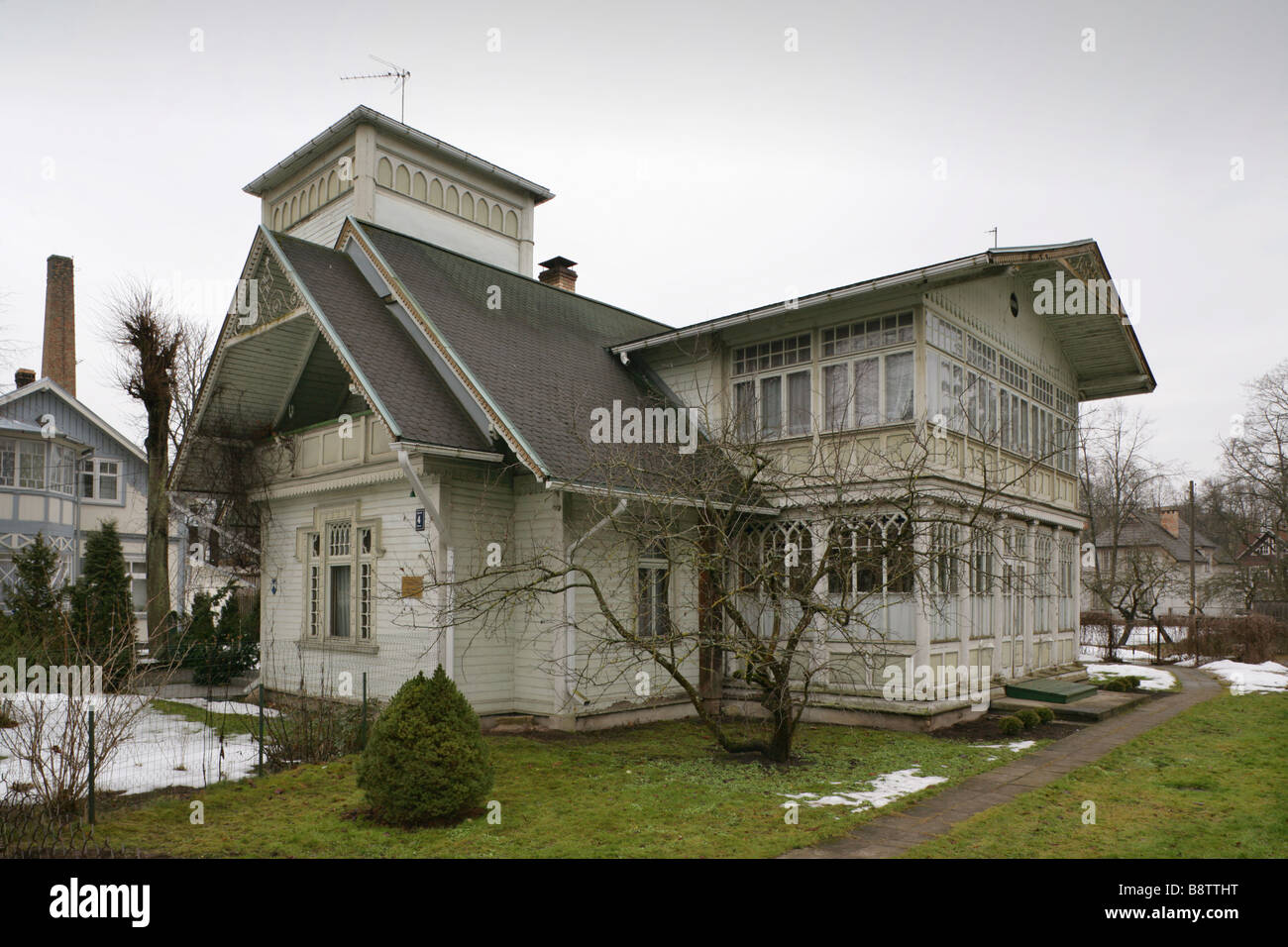 Vecchio tradizionale casa in legno, Majori, Jurmala, Lettonia. Foto Stock