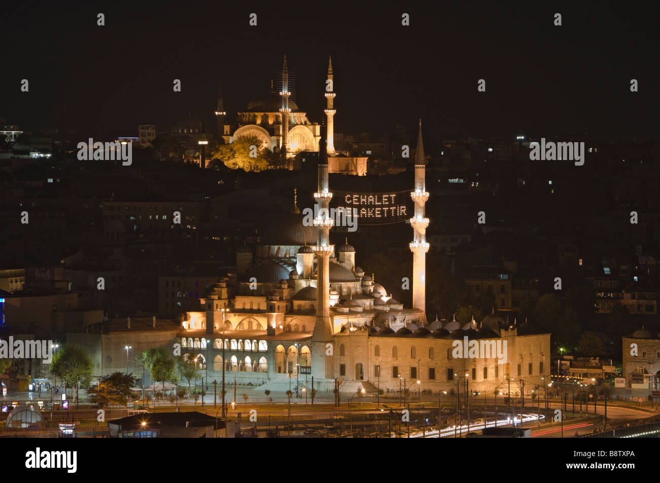 Nuova Moschea Yeni Cami e Nuru Osmaniye moschea in background Istanbul Turchia Foto Stock