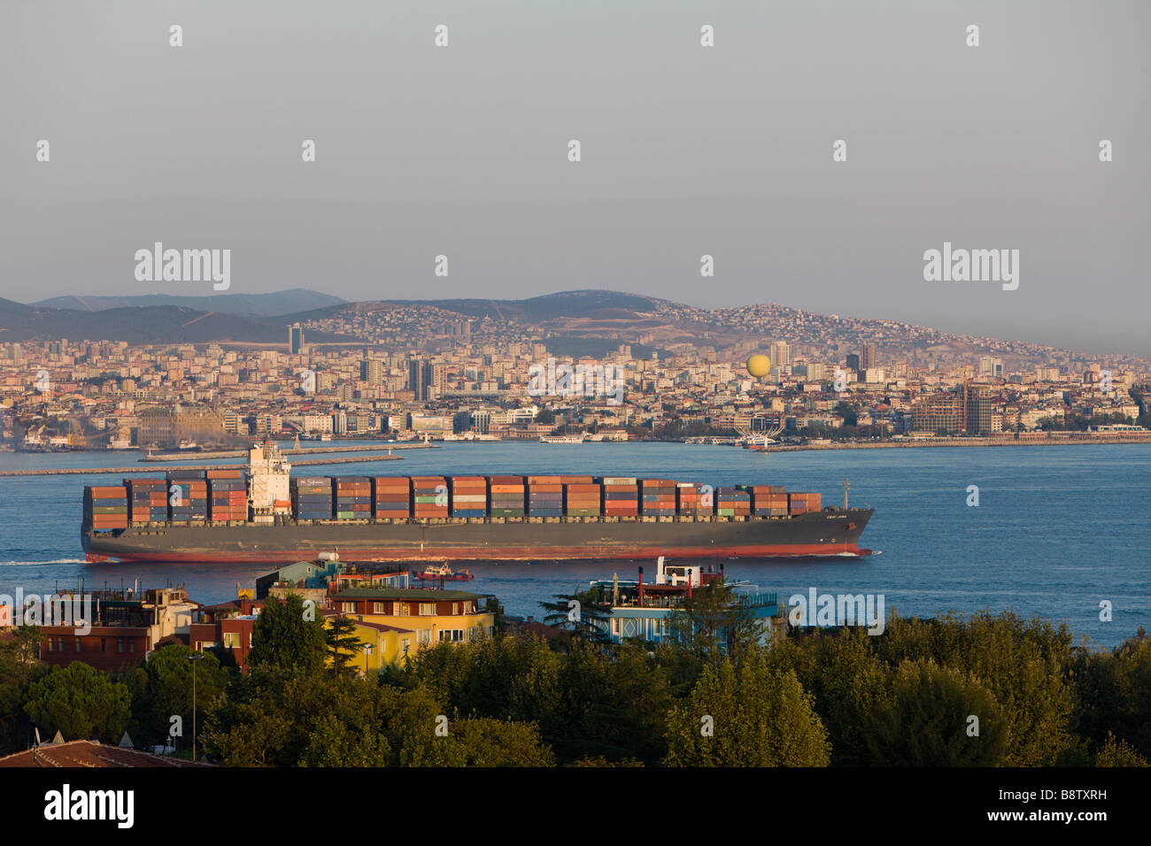 Contenitore nave sul mare di Marmara Istanbul Turchia Foto Stock