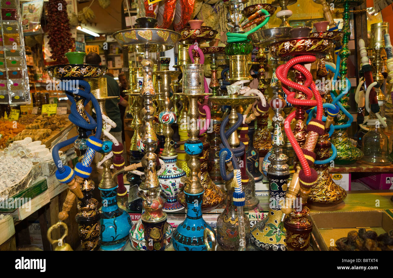 Waterpipes presso il Bazaar Egiziano Istanbul Turchia Foto Stock