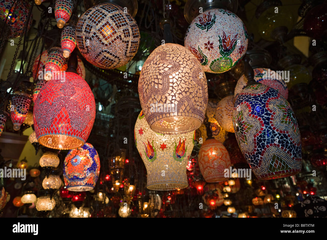 Le lampade di vetro al Bazaar Egiziano Istanbul Turchia Foto Stock