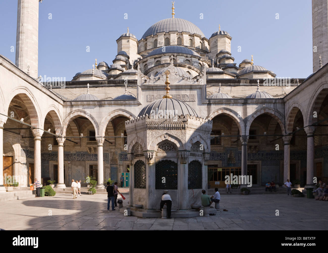 La fontana al cantiere della nuova moschea Yeni Cami Istanbul Turchia Foto Stock