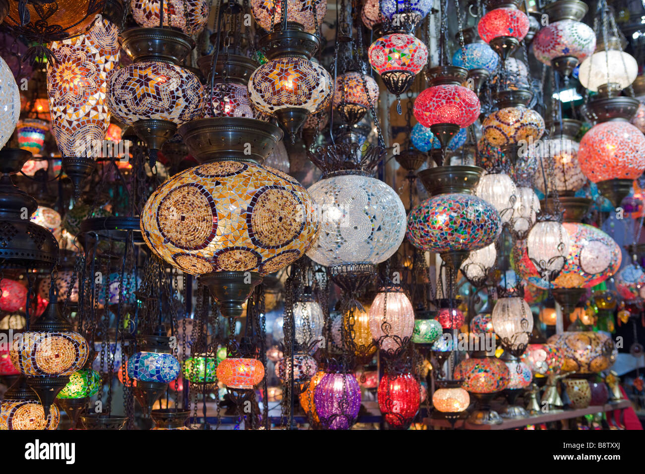 Lampade colorate al Grand Bazaar Kapali Carsi Istanbul Turchia Foto Stock