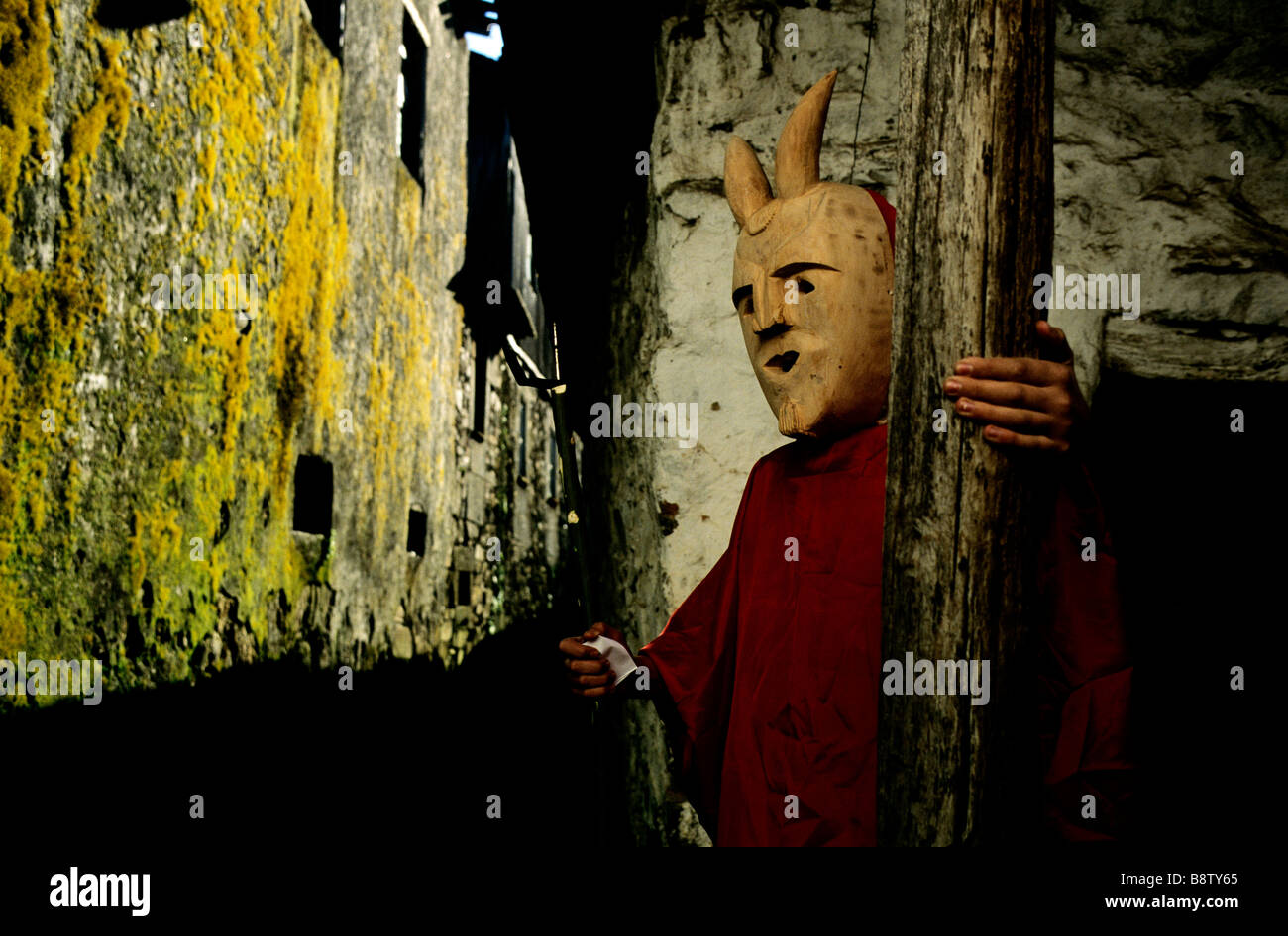 Un giovane uomo che indossa un di legno devil's mask prendendo parte al Caretos de Lazarim Carnaval festival in Portogallo centrale Foto Stock