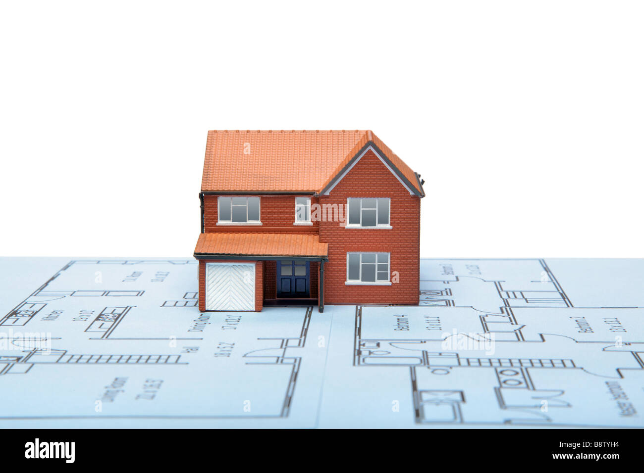 Un modello di casa su blueprint con sfondo bianco Foto Stock