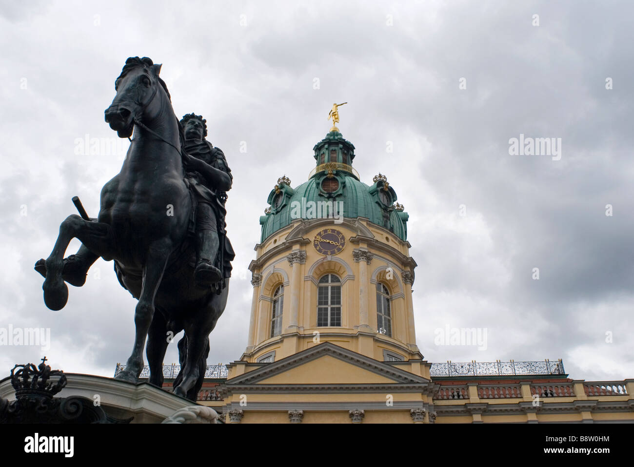 Scultura equestre portale sud del castello Charlottenburg sotto un cielo cupo Berlino Germania Foto Stock