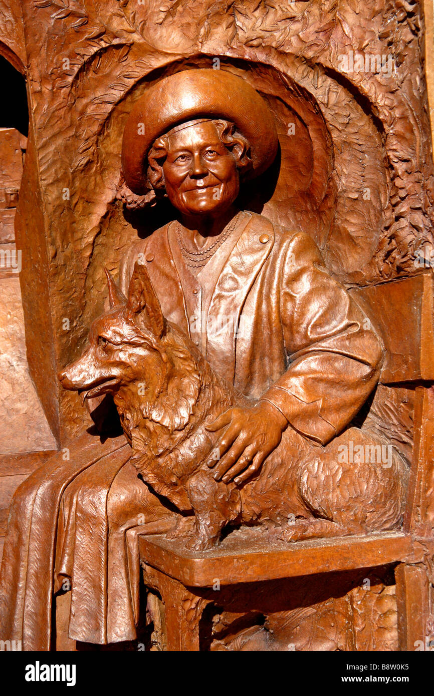 Una vista ravvicinata di uno di rilievo bronzeo di pannelli che commemora la regina Elisabetta, la Regina madre sul Mall, Londra. Mar 2009 Foto Stock