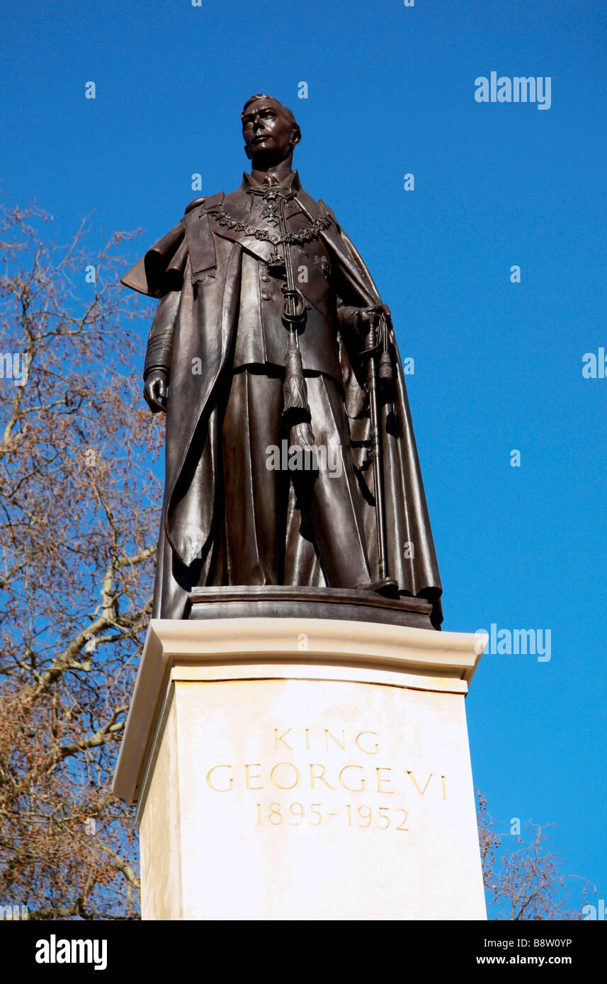 Una vista guardando verso l'alto la statua del re George VI sul Mall, Londra. Mar 2009 Foto Stock