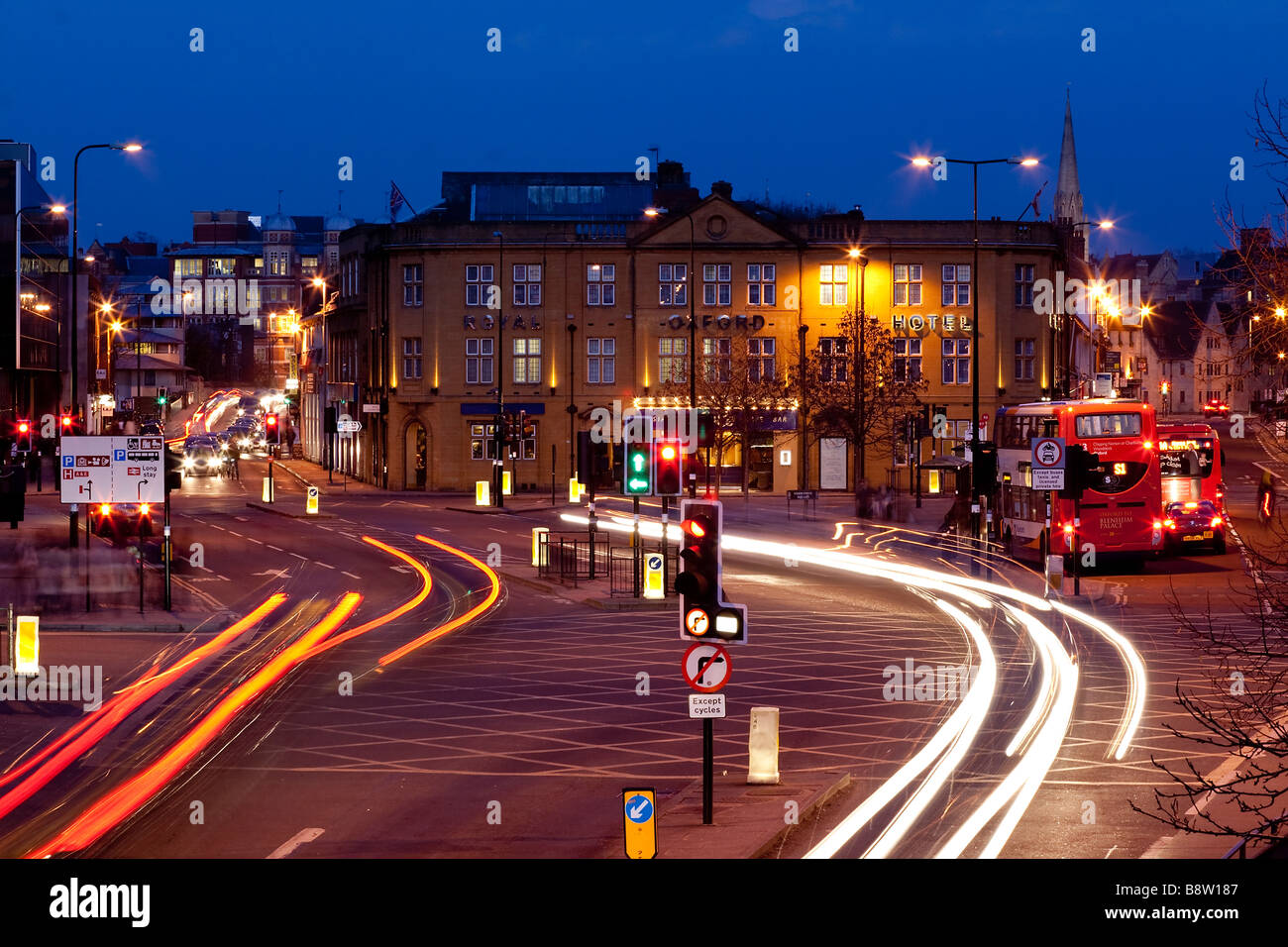 Royal Oxford Hotel di notte con percorsi di luce dal traffico in transito Foto Stock