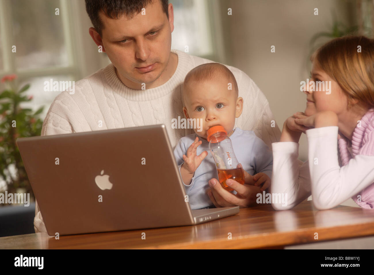 Childerns e padre lavorare con il computer portatile Foto Stock