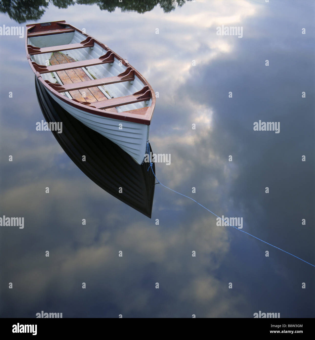 Una barca ormeggiata off Crom Castello Boathouse jetty Foto Stock