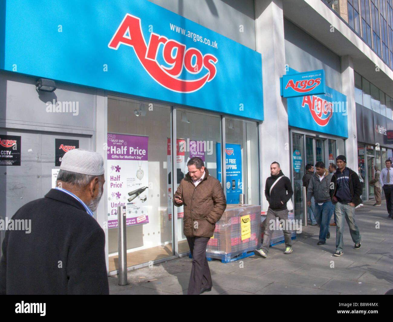 UK.la gente a piedi passato Argos store a Whitechapel Road,east London.Regno Unito.Foto di Julio Etchart Foto Stock