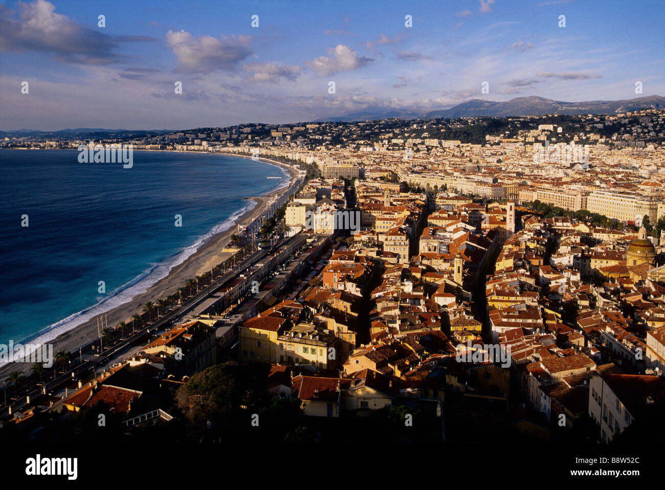 Vista dall'alto sopra la città vecchia di Nizza e la costa Foto Stock
