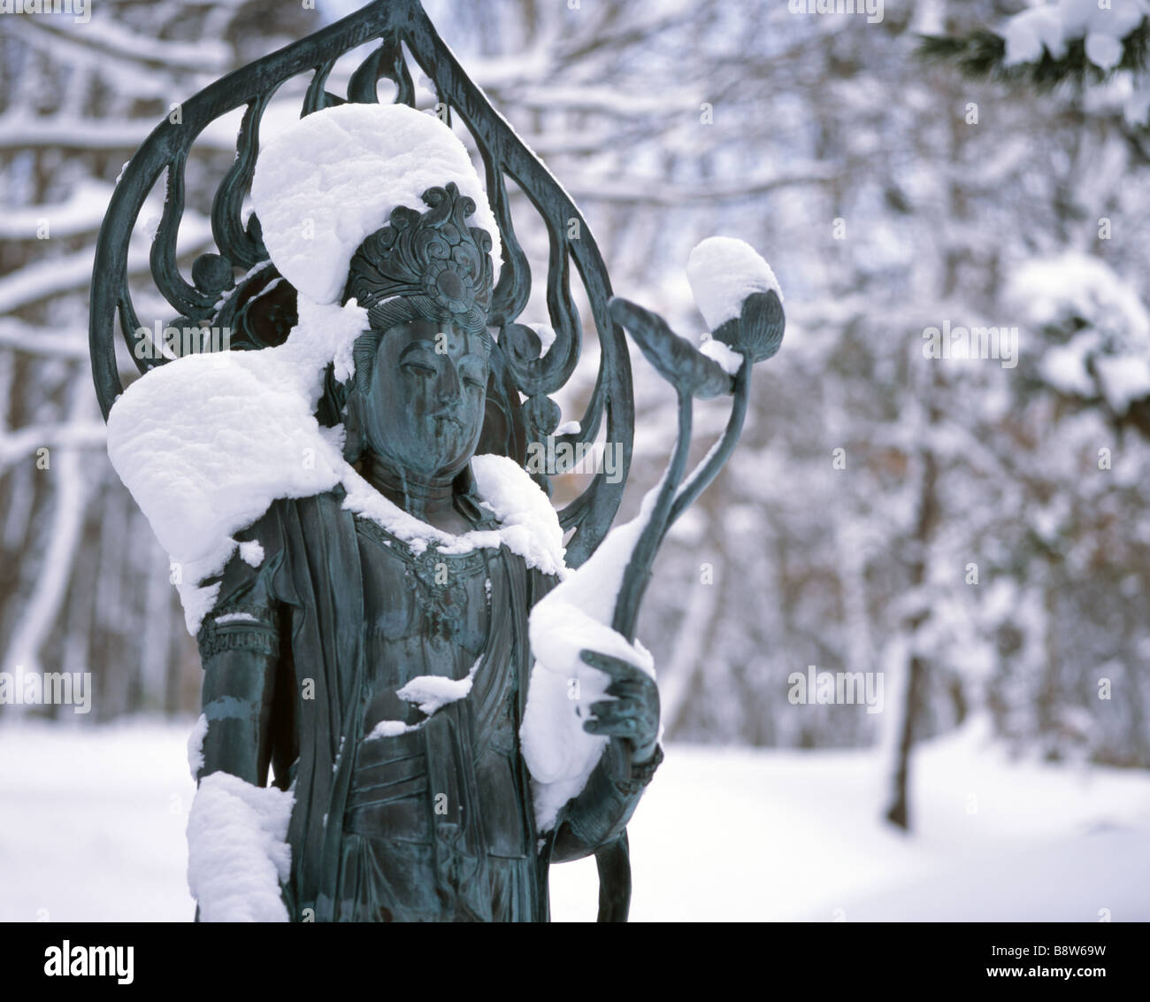 Statua buddista accanto a Showa Daibutsu, Aomori, Giappone Foto Stock