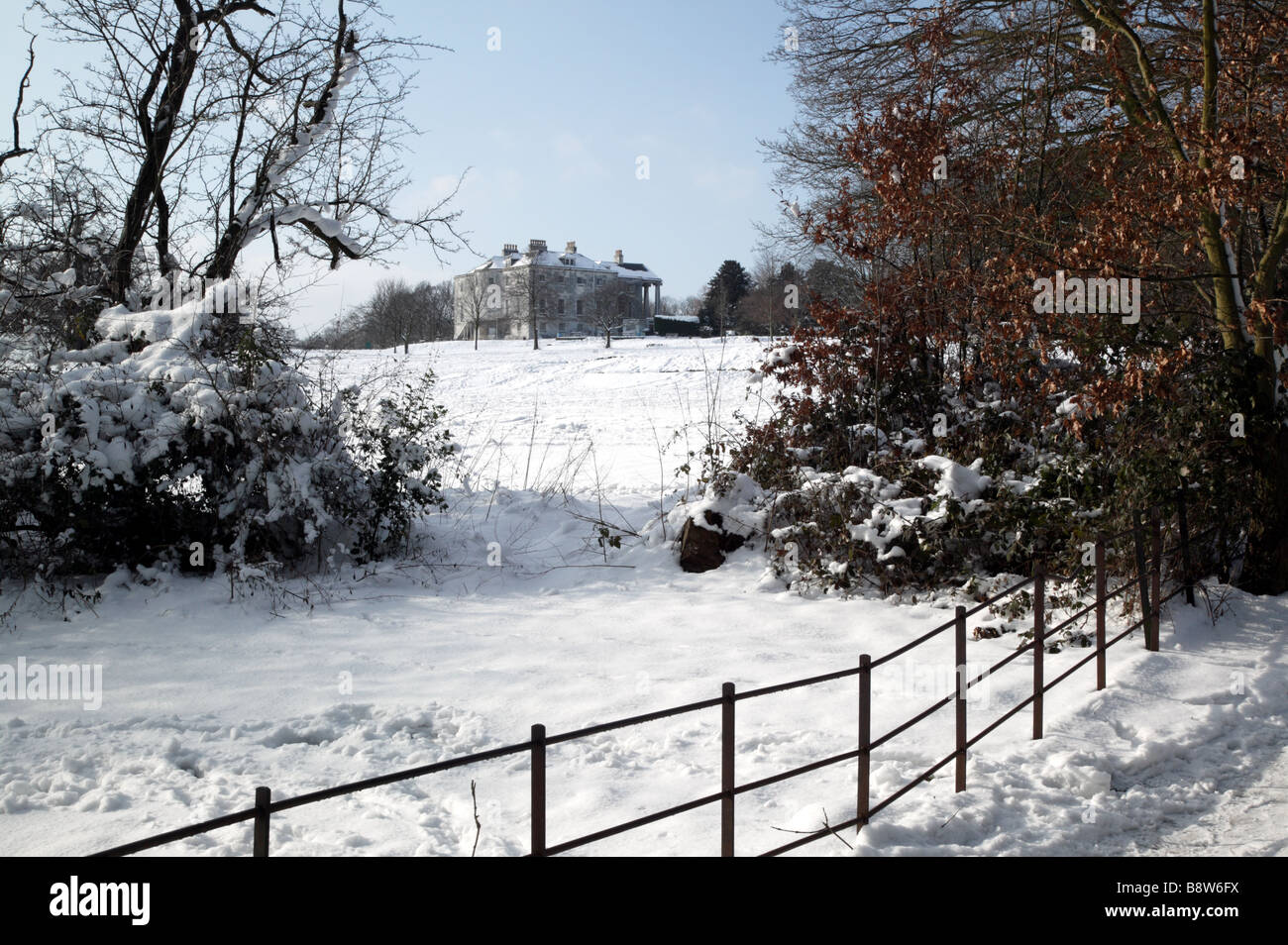 Atmosferica, Winter shot del Mansion dal lungo il campo da Golf in Beckenham Place Park, Lewisham Foto Stock