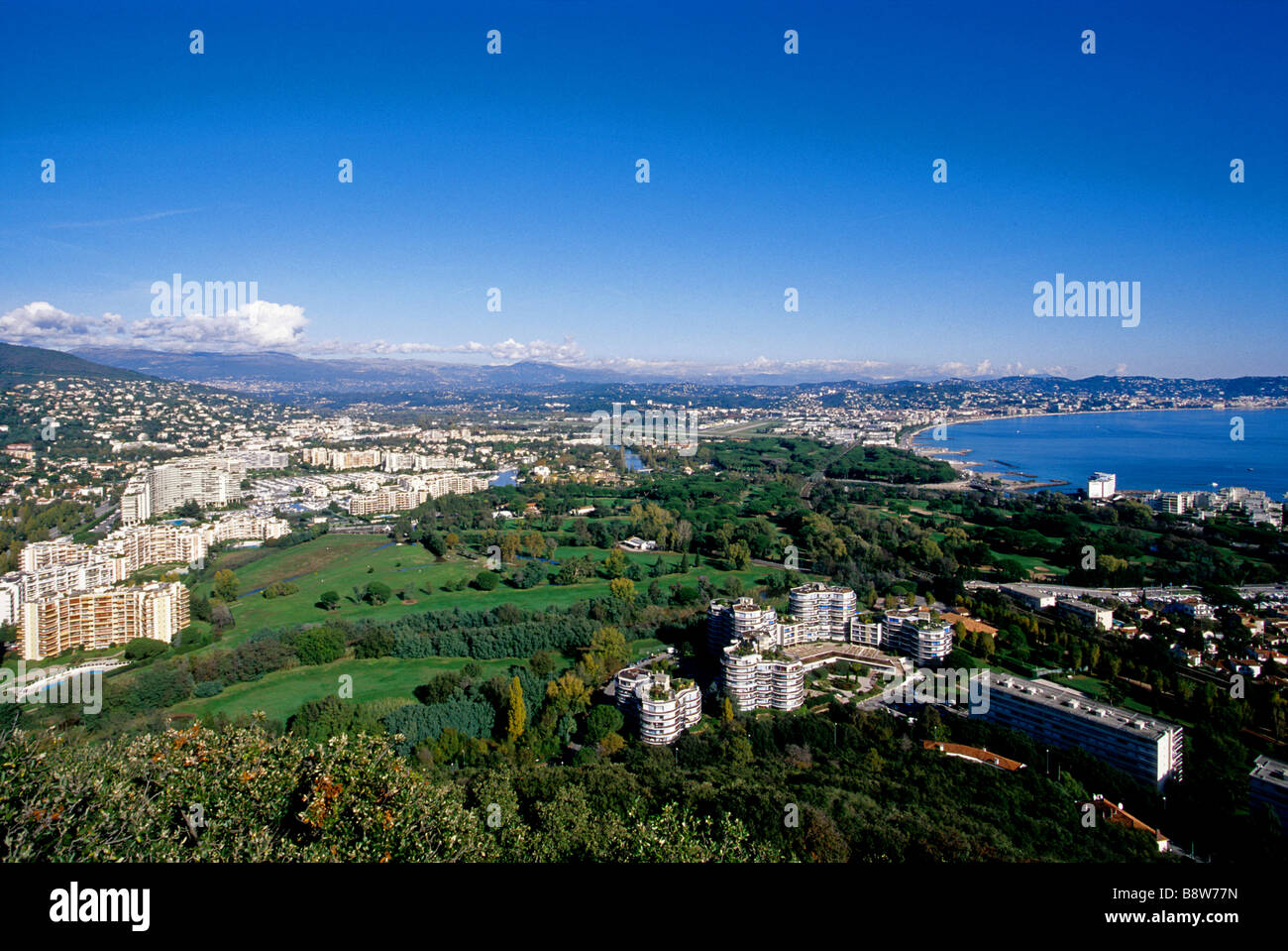 Panoramica di Mandelieu città e la baia di Cannes Foto Stock