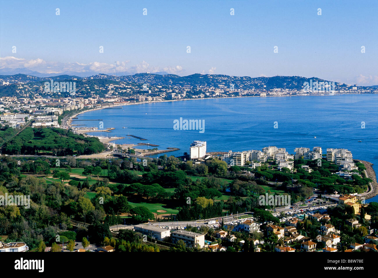 Panoramica di Mandelieu città e la baia di Cannes Foto Stock
