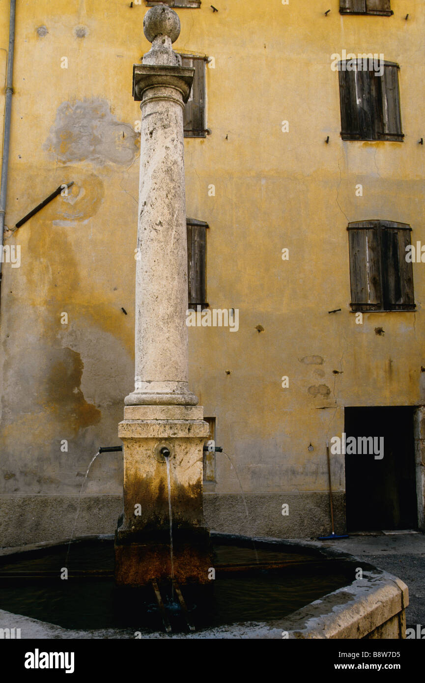 Vecchia fontana in luogo di Bouyon village Foto Stock
