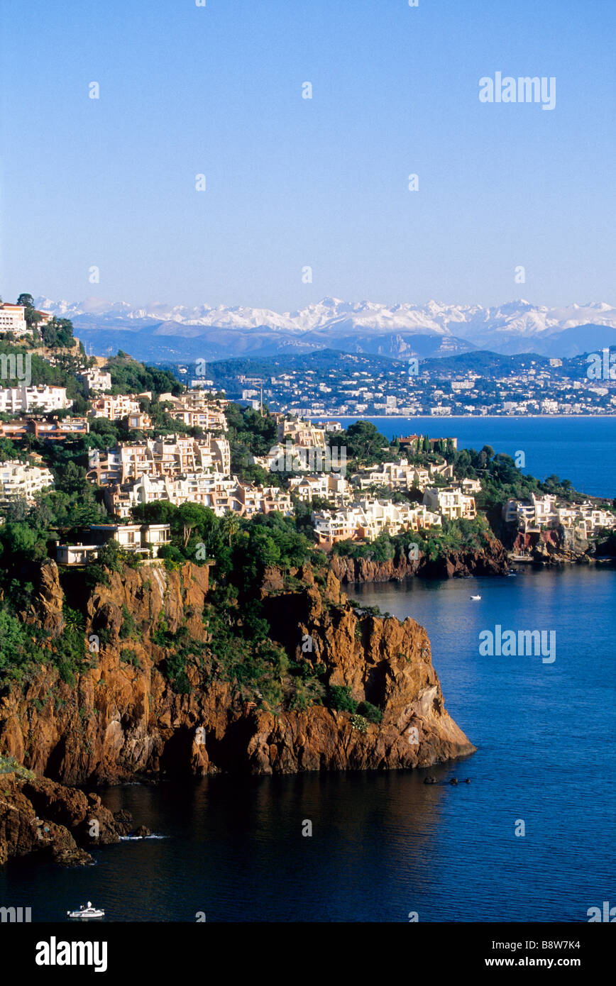 La costiera Galere edificio affacciato sul mare mediterraneo con il Mercantour nevicato montagna dietro Foto Stock