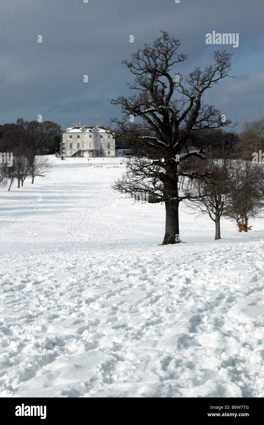 Atmosferica, Winter shot del Mansion dal lungo il campo da Golf in Beckenham Place Park, Lewisham Foto Stock