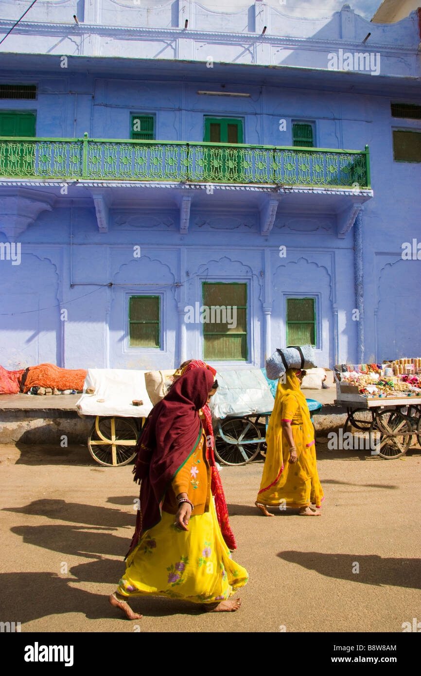 Le donne indiane walking street Pushkar Rajasthan in India Foto Stock