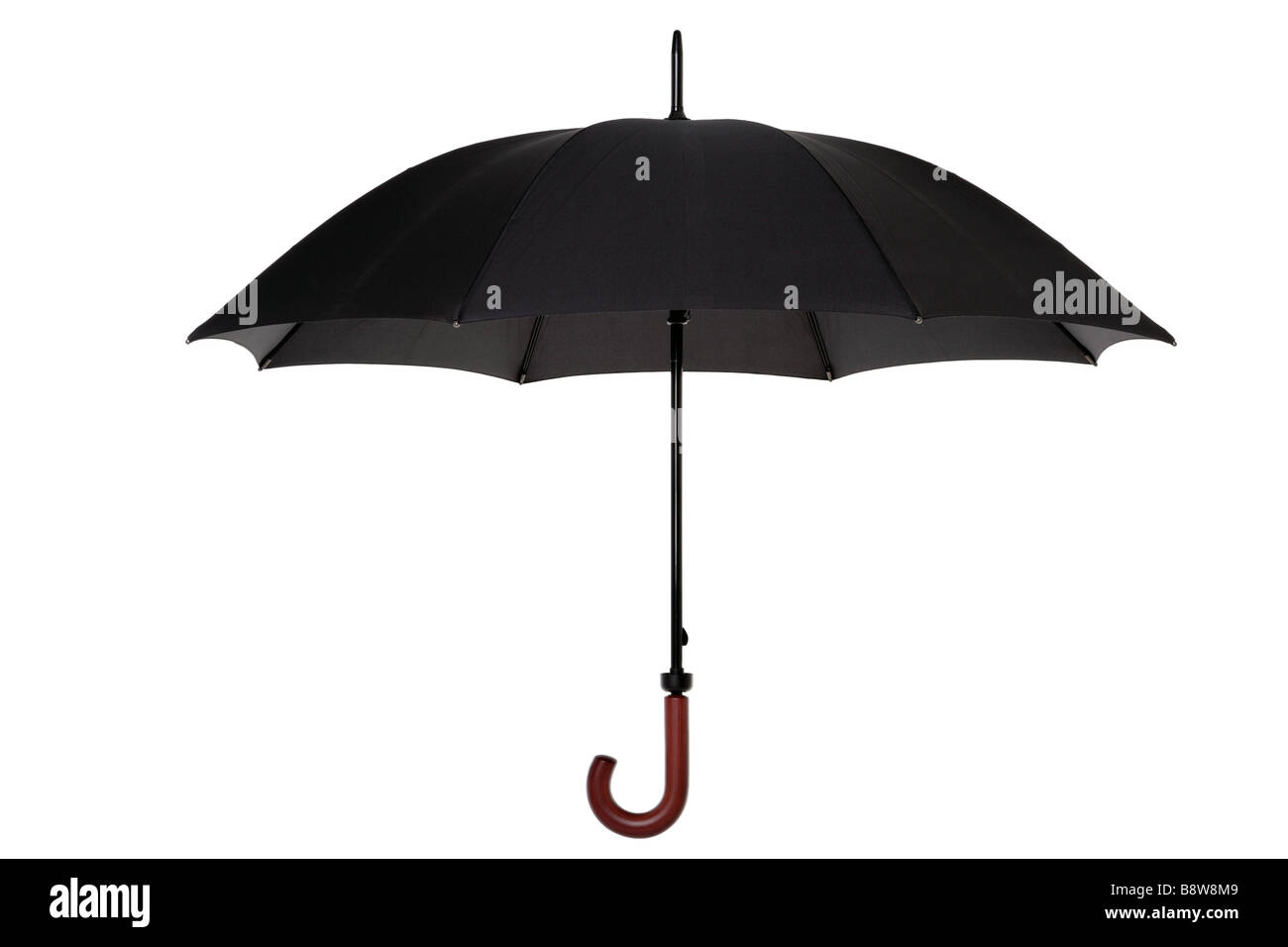 Aprire un ombrello nero con manico in legno isolato su sfondo bianco Foto Stock