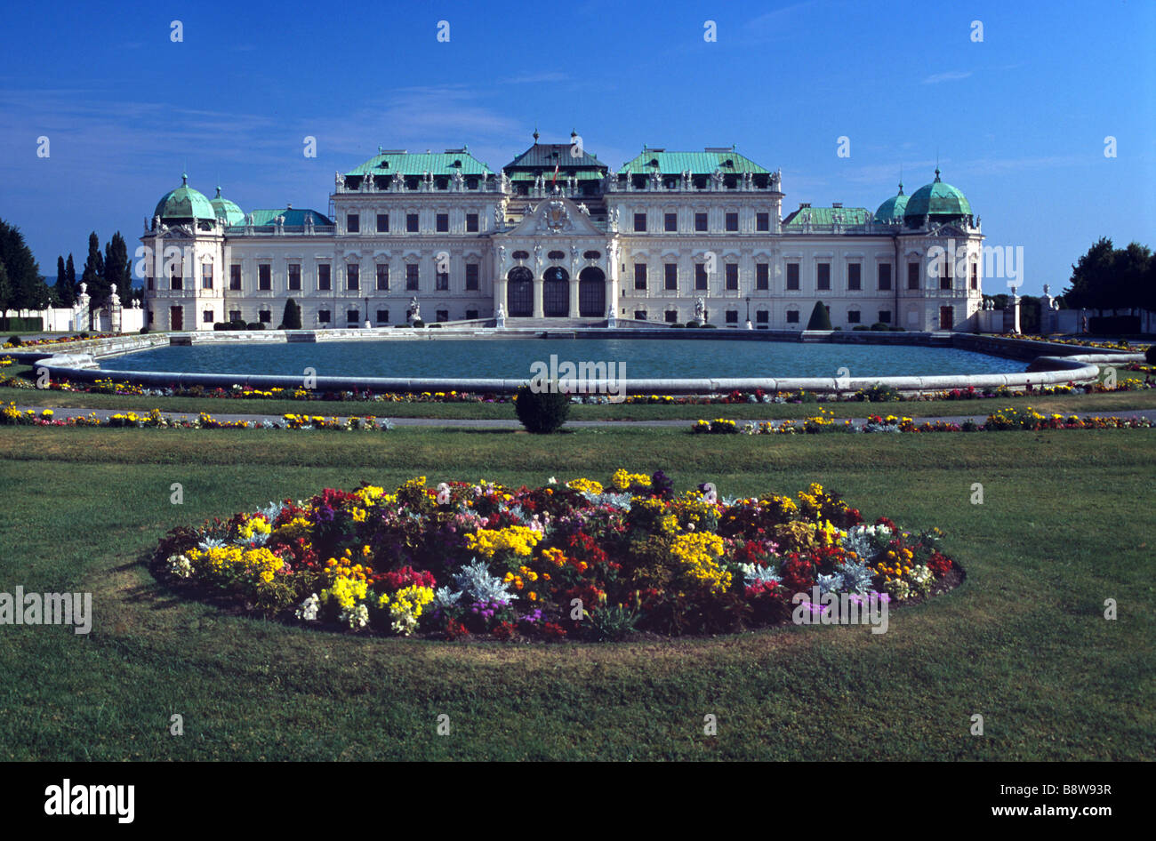Il barocco Schloss Belvedere Palace (1721-23), Oberes (superiore) belvedere, piscina e letti di fiori, Vienna, Austria Foto Stock