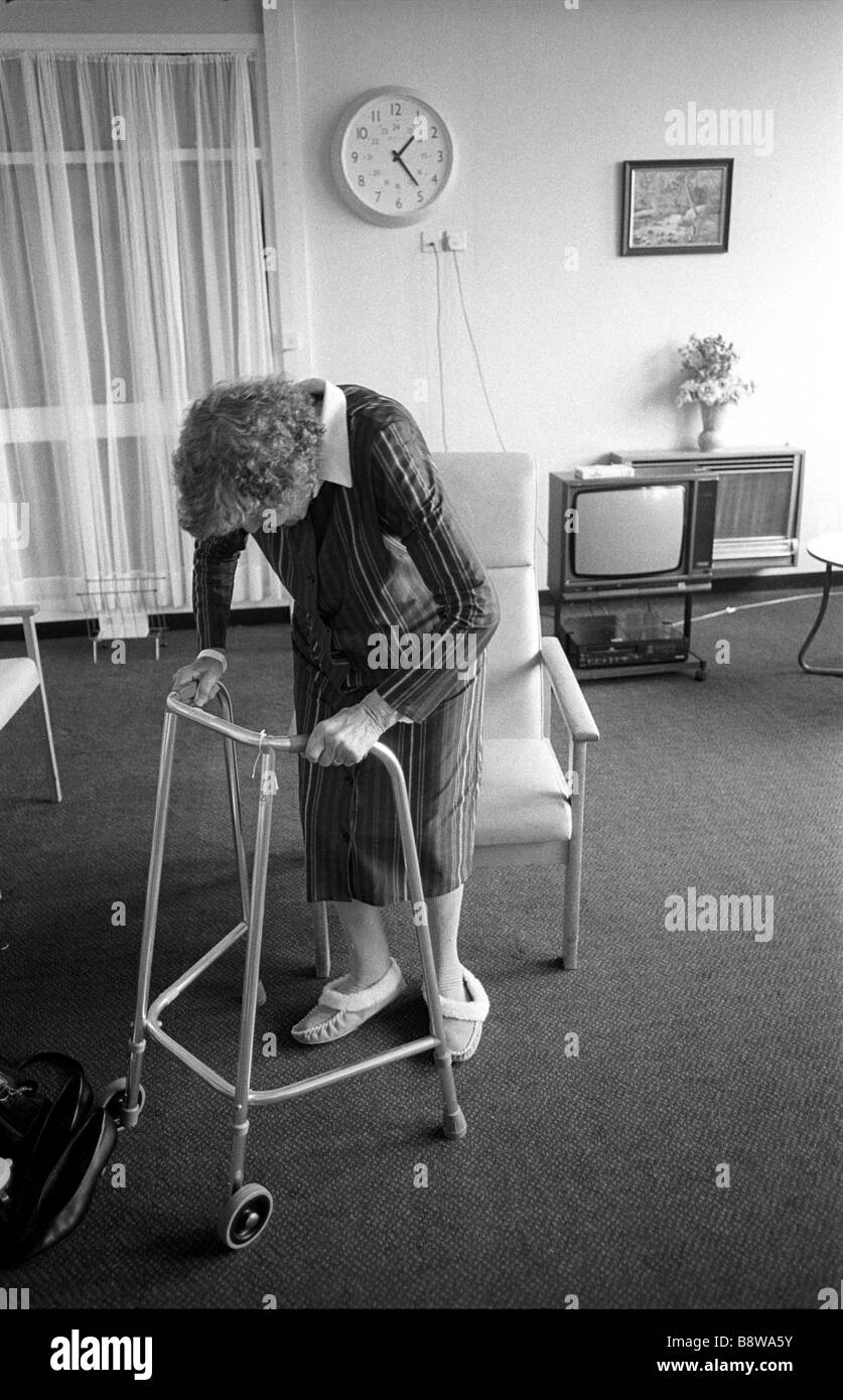 Signora anziana con Zimmer frame in ospedale,,età 55-90 anni,adulto, gli anziani soli, senior citizen, anziani, femmina, telaio, granny Foto Stock