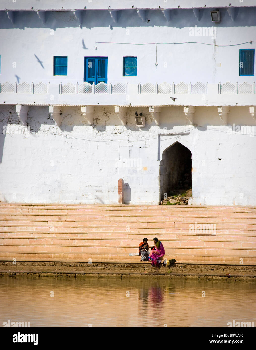 Locale popolo indiano al lago Pushkar ghats Pushkar Rajasthan in India Foto Stock