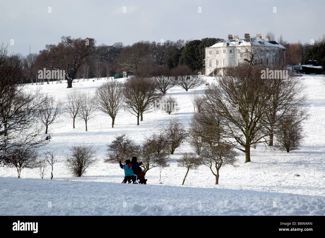 Colpo di persone il toboga lungo il campo da golf in Beckenham Place Park con il mansion in background Foto Stock