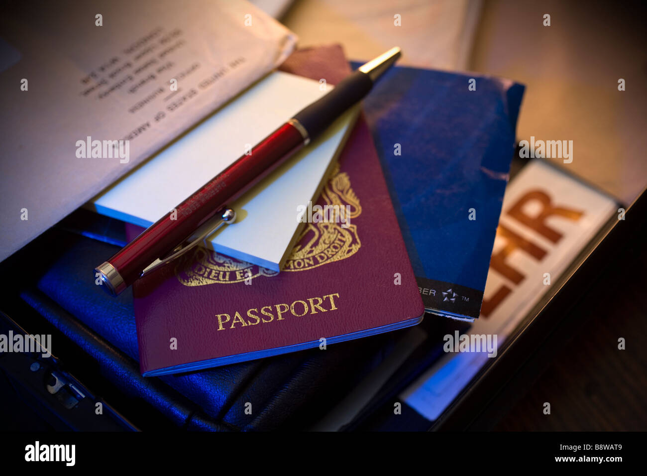 Passaporto breve caso biglietto aereo pen visa etichetta bagaglio Hotel Isle of Wight England Regno Unito Foto Stock