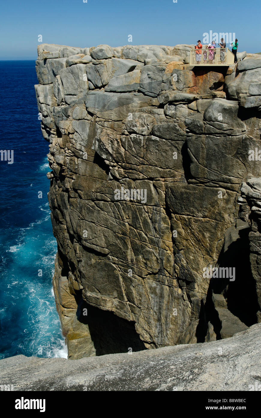 Il mare blu e il surf rompe sulla scogliera, Flinders Peninsula Australia Occidentale Foto Stock