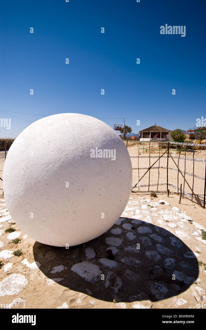 Una sfera concreta segna il tropico del Cancro lungo il Messico 1 in Baja California, Messico. Foto Stock