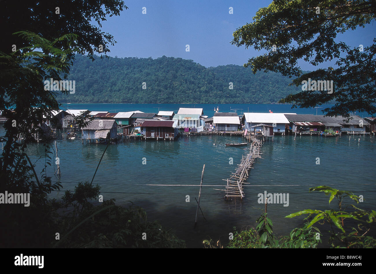 I pescatori case su palafitte al divieto di insalata di Ao villaggio in Ko Kood in Thailandia. Foto Stock