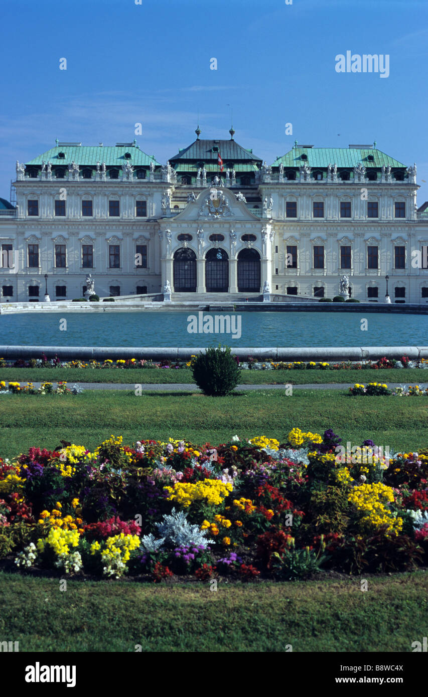 Il barocco Schloss Belvedere Palace (1721-23), Oberes (superiore) belvedere, piscina e letti di fiori, Vienna, Austria Foto Stock