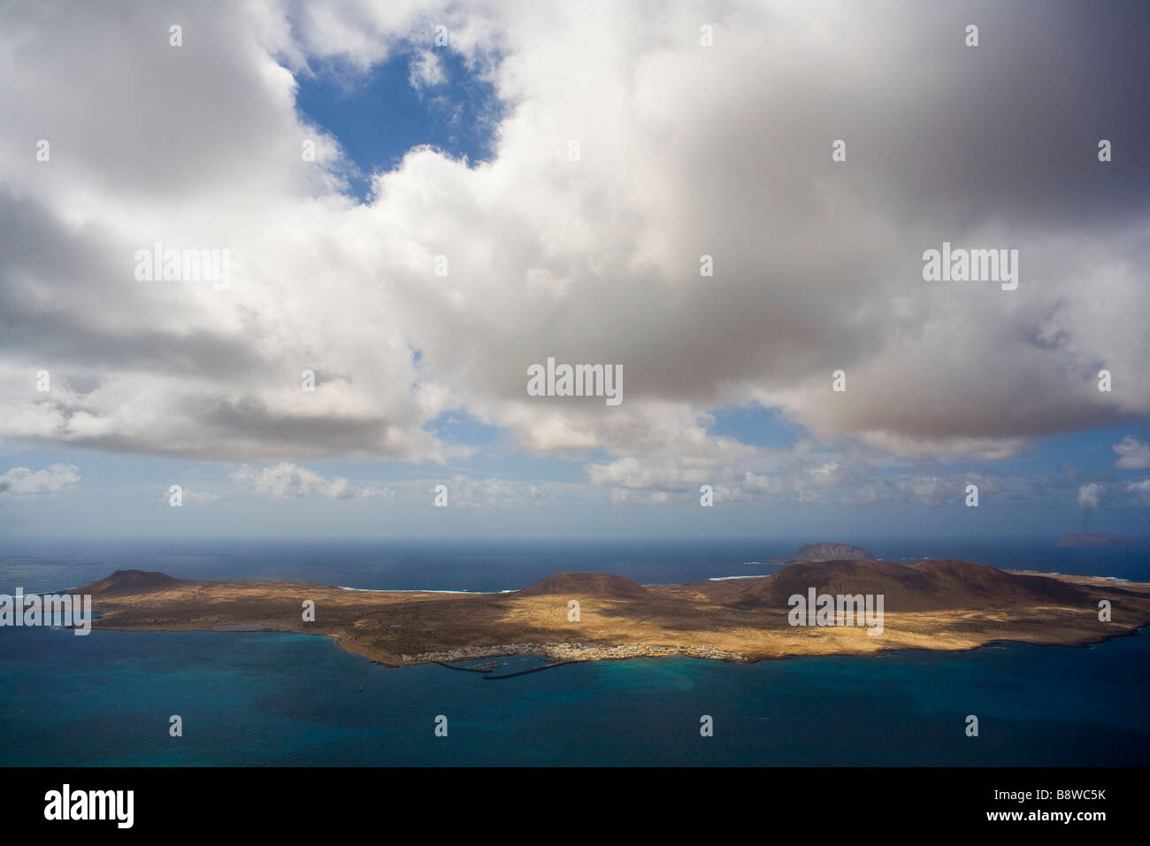 Nuvole pesanti su Isla Graciosa, una piccola isola a nord di Lanzarote, Isole Canarie, Spagna. Foto Stock