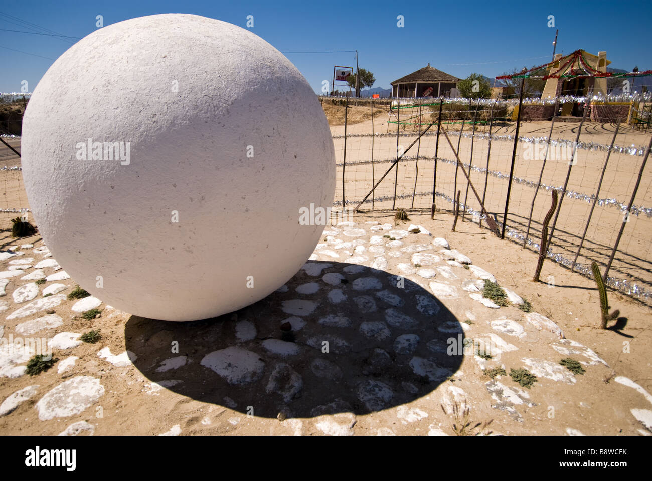 Una sfera di cemento, santuario, e bar mark il tropico del Cancro lungo il Messico 1 in Baja California, Messico. Foto Stock