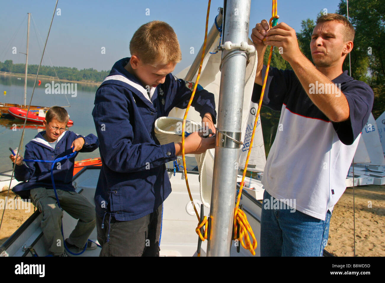 Scauts durante il camp per imparare a impostare le vele Foto Stock