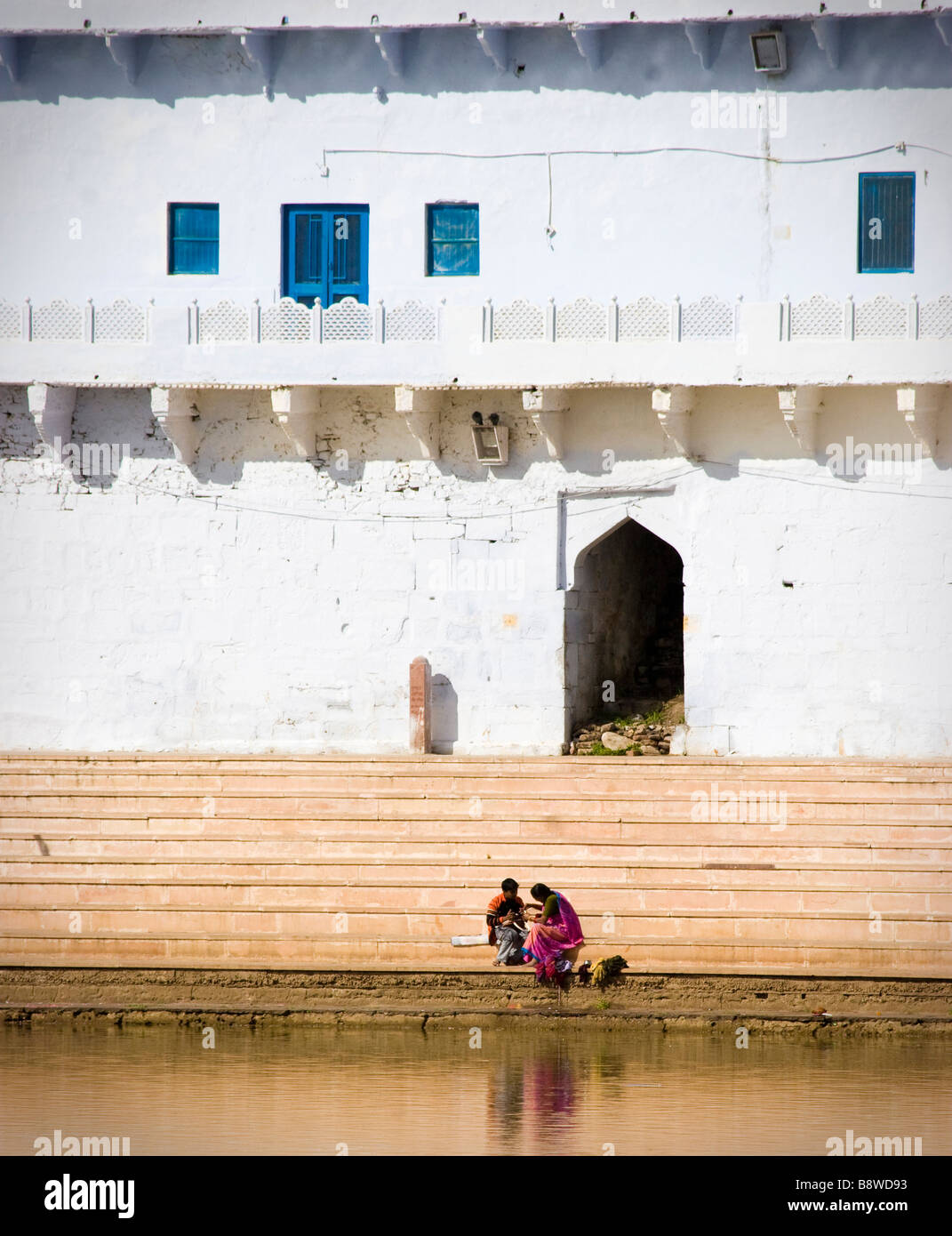 Locale popolo indiano al lago Pushkar ghats Pushkar Rajasthan in India Foto Stock