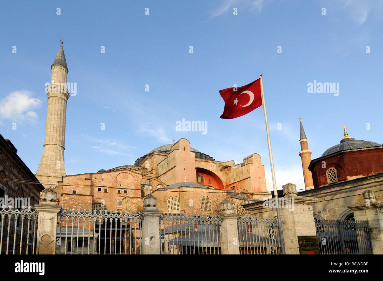 La Haghia Sophia e un bagno turco di bandiera nazionale, in Piazza Sultanahmet, Istanbul, Turchia Foto Stock